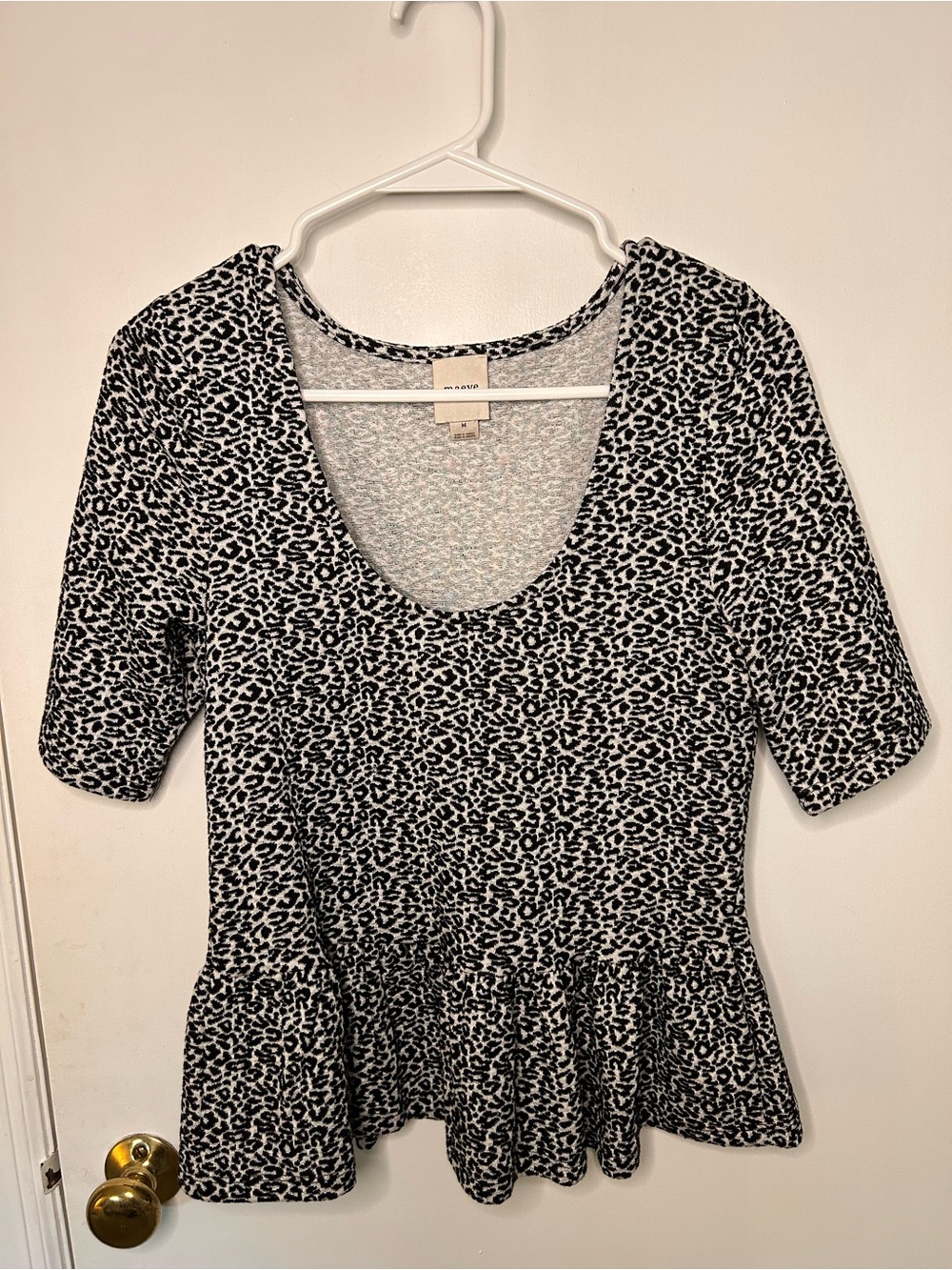 MAEVE BLACK AND WHITE ANIMAL PRINT SCOOP NECK TOP WITH PEPLUM SZ MED